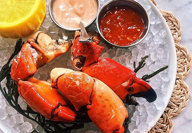 Charleston restaurants that carry fresh crab
